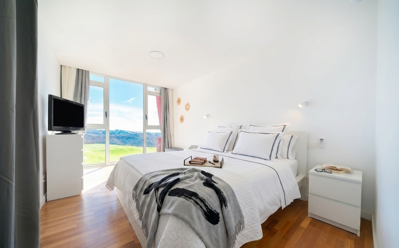 Room with mountain views, with double bed, television and furniture - Villa Estación 1 - Salobre Resort