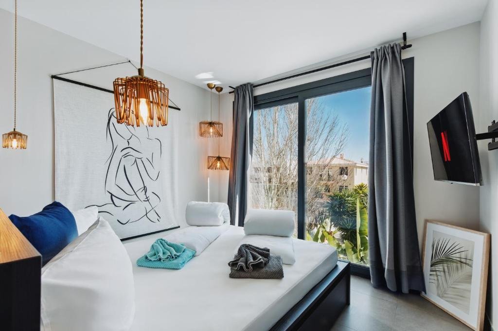 View of a second-floor bedroom with garden view, double bed, television and bedroom furniture, handcrafted decorations, handcrafted lamps, large television - Villa Horizont