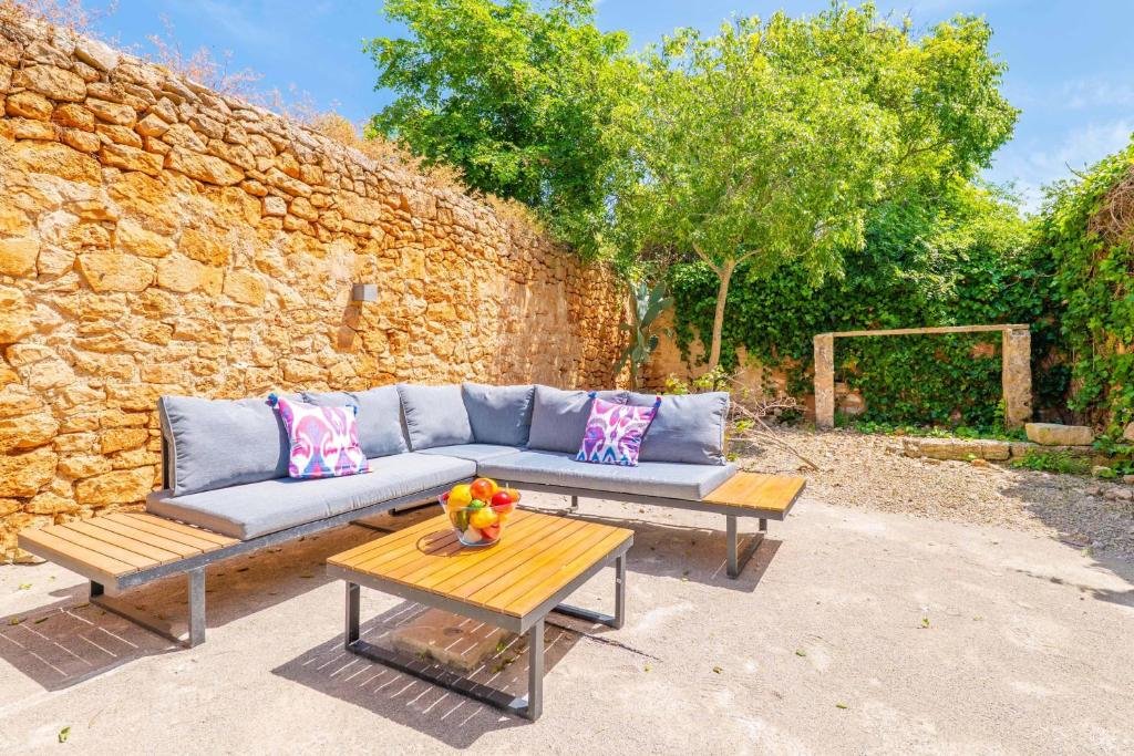 View of the open living room with sofas and handcrafted furniture in the garden - Villa Spring